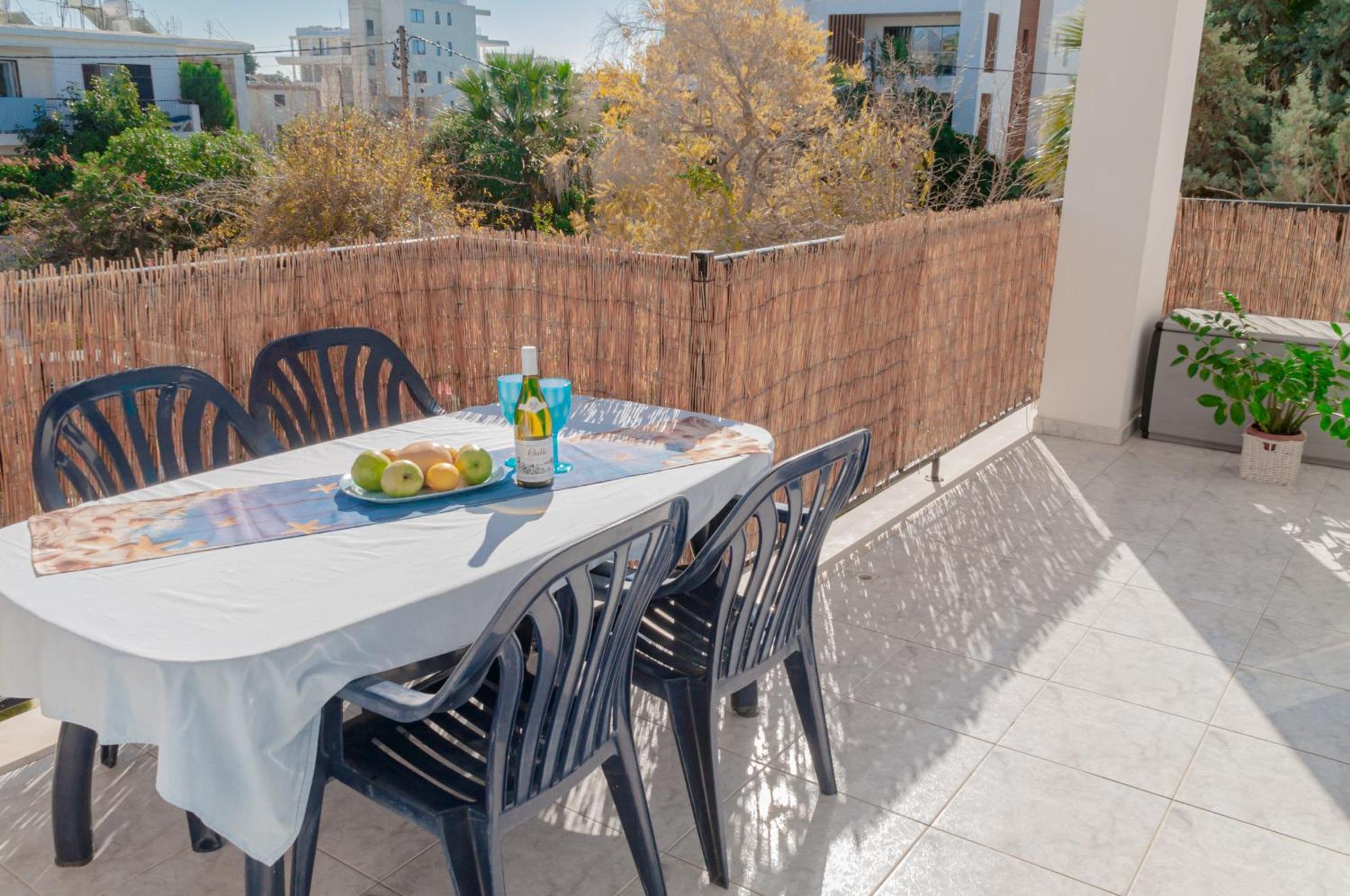 Cozy 1 Bedroom Apartment In Walking Distance To The Municipal Beach Paphos Exterior photo