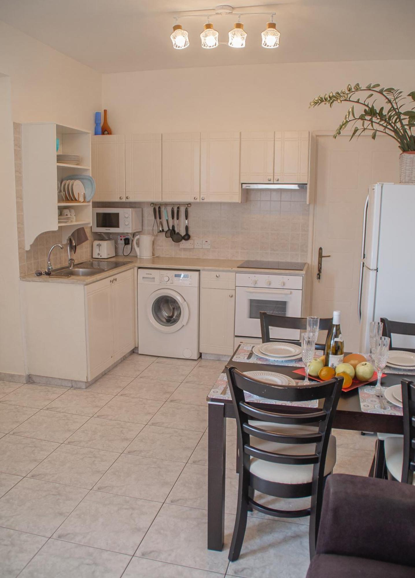 Cozy 1 Bedroom Apartment In Walking Distance To The Municipal Beach Paphos Exterior photo